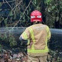 כבאי בזירת השרפה. | כבאות והצלה