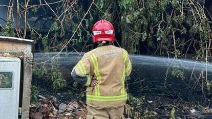 כבאי בזירת השרפה. | כבאות והצלה כבאי בזירת השרפה. | כבאות והצלה