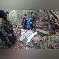 לוחמי יחידה מיוחדת של צה"ל חושפים אמל"ח של חיזבאללה בשטח לבנון. | דובר צה"ל