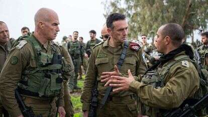 הטיל על תמיר לערוך תוכניות אפשריות לפעולה קרקעית בלבנון. הרמטכ"ל הרצי הלוי ואלוף אורי גורדין בגבול הצפון. | דו"צ