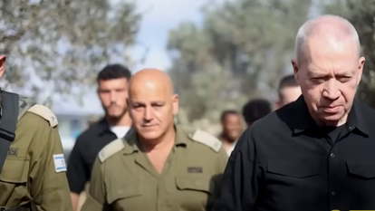 נוכחותו לא נכפתה על הגנרלים, אלא נוצרה בעידודם. תמיר ושר הביטחון גלנט בצפון, לפני כשבועיים. | מסך: כאן 11