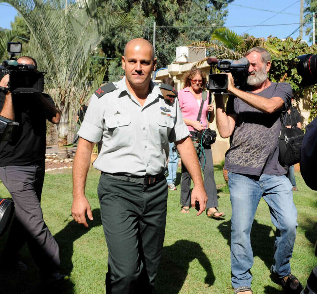 לא "החליק בגרון" והסתבך משפטית. תמיר בכניסה לבית הדין הצבאי ב־ 2009. | יוסי זליגר, פלאש 90