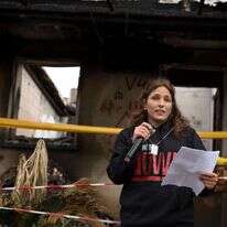 עמית סוסנה על חורבות ביתה בכפר־עזה, בהצהרה לתקשורת. | אמיר לוי, גטי אימג'ס