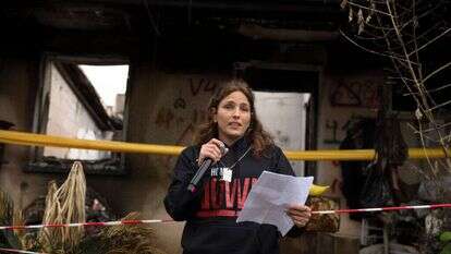 עמית סוסנה על חורבות ביתה בכפר־עזה, בהצהרה לתקשורת. | אמיר לוי, גטי אימג'ס