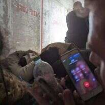 ענר שפירא עומד במיגונית. | איתמר שפירא