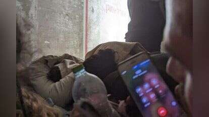 ענר שפירא עומד במיגונית. | איתמר שפירא