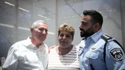 רחל ודוד, עם בנם, פקד איתמר אדרי שלקח חלק בחילוצם. | מרים אלסטר, פלאש 90