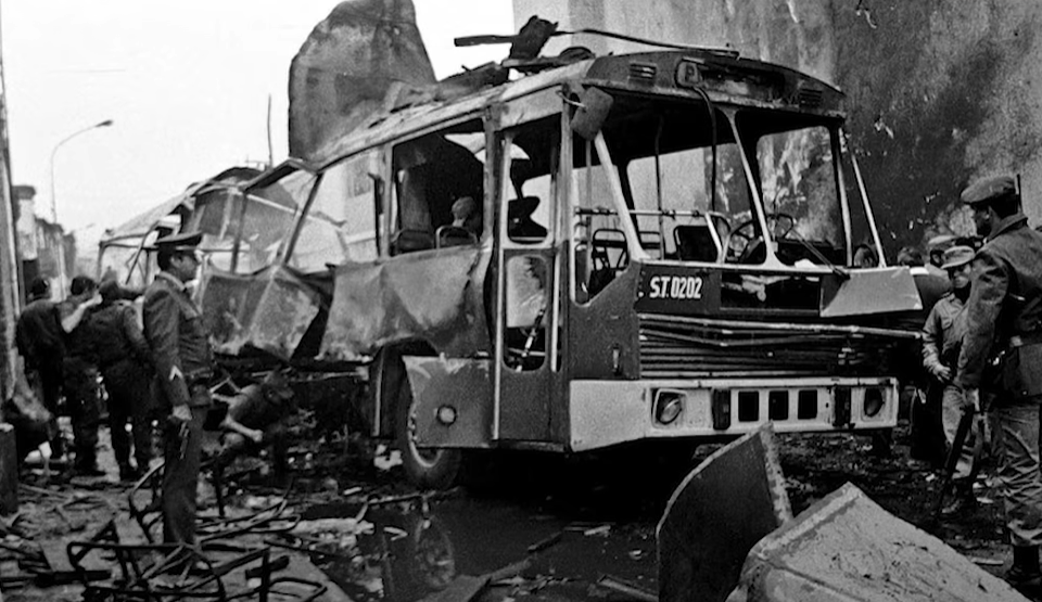 פיגוע שביצעו אנשי סנדרו לומינוסו באוטובוס. | מסך מיוטיוב