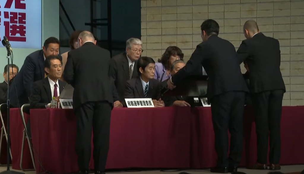 נציגי LDP בוחרים באישיבה כראש הממשלה מטעמם. | מסך מיוטיוב