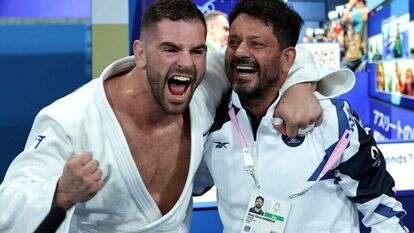 אורן סמדג'ה ופיטר פלטציק לאחר הזכייה. | אי.פי.איי