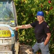 דבורה אדלר במטעים במירון. | אייל מרגולין, ג'יני
