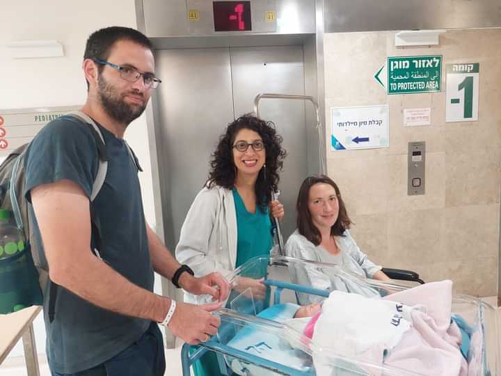 יעל ואברהם עם בתם התינוקת. | דוברות הדסה