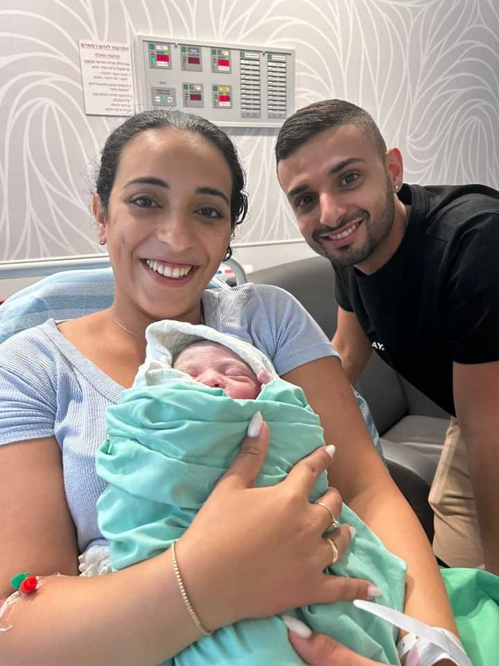 הילה וטלאור חלא עם בנם. | דוברות בלינסון