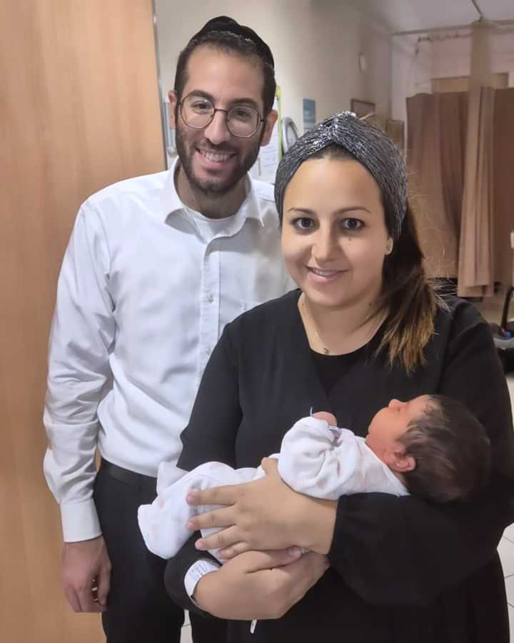 אלישבע ומנדל אוואט עם בתם בשערי צדק. | דוברות המרכז הרפואי שערי צדק