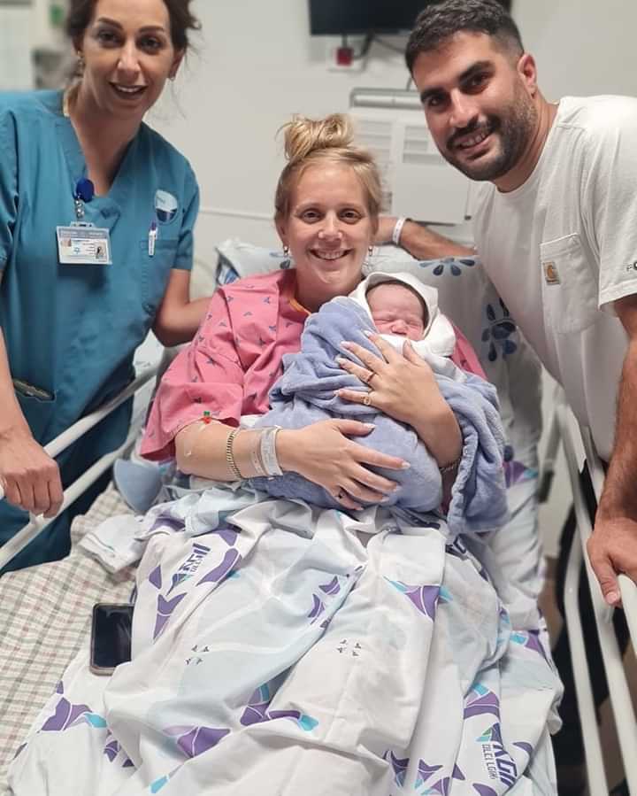 נעמה ונתנאל נמר עם בנם במרכז הרפואי צפון (פוריה). | דוברות המרכז הרפואי צפון (פוריה)