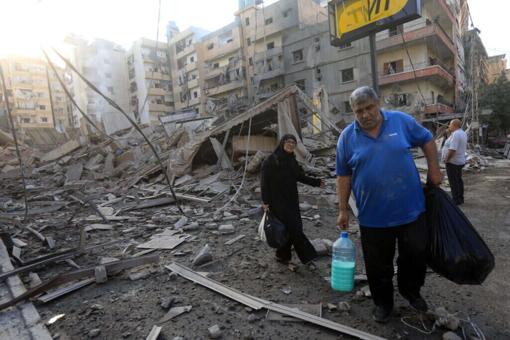 תושבים בורחים אחרי הפצצות בביירות,
הבוקר. | AFP