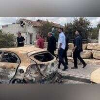 המבקר אנגלמן בבארי, ימים ספורים לאחר הטבח. | משרד מבקר המדינה