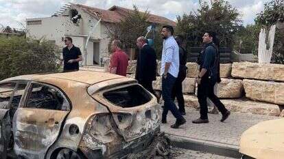 המבקר אנגלמן בבארי, ימים ספורים לאחר הטבח. | משרד מבקר המדינה המבקר אנגלמן בבארי, ימים ספורים לאחר הטבח. | משרד מבקר המדינה