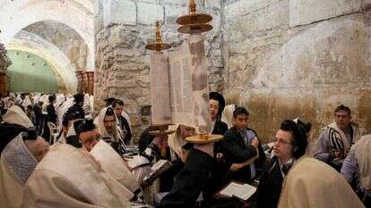 ספר תורה בכותל המערבי. | יוסי זמיר - פלאש 90