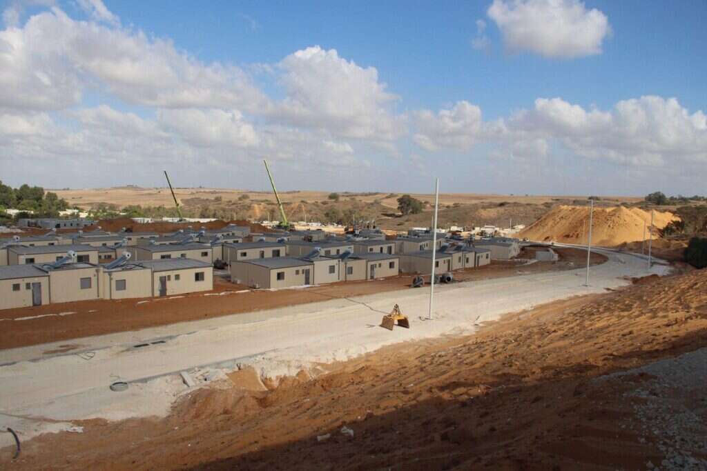 אתר המגורים הזמני של תושבי כפר עזה בקיבוץ רוחמה. | יואב לין, ארכיון התמונות של קק״ל