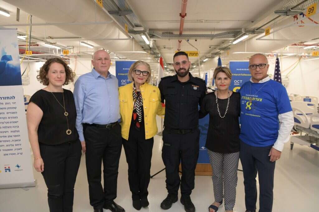 בתמונה ימין לשמאל: מנכ"ל הדסה אינטרנשיונל, חורחה דינר; יו"ר דריקטוריון הדסה, דליה איציק; נשיאת ארגון נשות הדסה העולמית, קרול אן שוורץ; שוטר בתחנת אשקלון שנפצע ב-7 באוקטובר, תימור כהן ששון; מנכ"ל בית החולים הדסה, פרופ' יורם וייס; מנכ"לית נשות הדסה בישראל, סוזי פת בנבנישתי. | אבי חיון