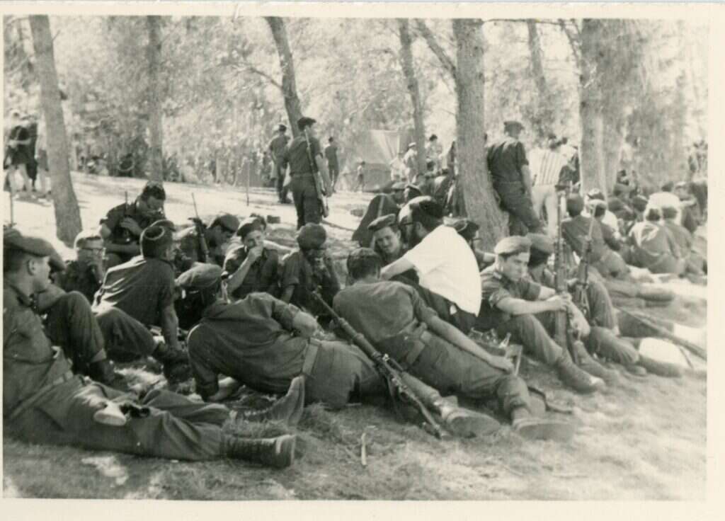 הרב יהודה עמיטל בביקור אצל תלמידיו החיילים בתקופת מלחמת יום הכיפורים. באדיבות ישיבת הר עציון | ללא הרב יהודה עמיטל בביקור אצל תלמידיו החיילים בתקופת מלחמת יום הכיפורים. באדיבות ישיבת הר עציון | ללא