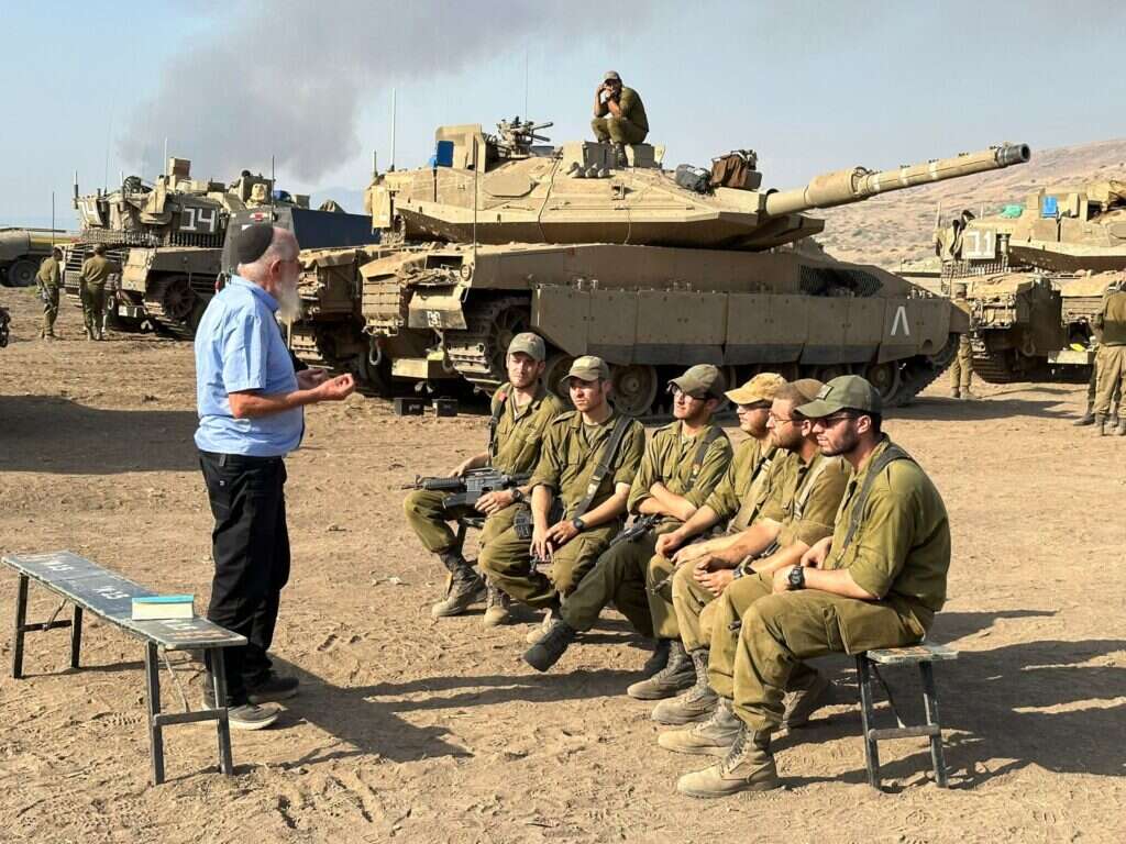 הרב יעקב מדן עם תלמידיו החיילים במלחמה הנוכחית. | נועם דמסקי