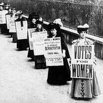 הפמיניזם שהציג ברויאר תובע להכיר בשוני בין גברים לנשים. הפגנה למען זכויות נשים, 1908. | גטי אימג'ס