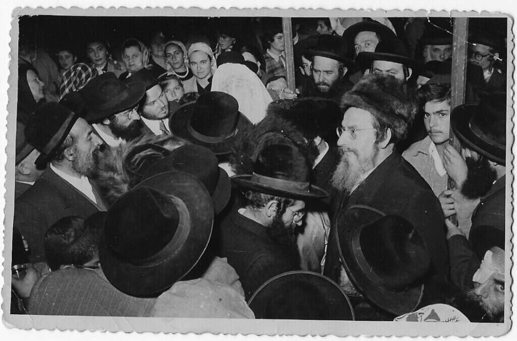 הרב אשלג בחופתו של הרב אהרן אדלשטיין. באדיבות 'אור הסולם: מרכז מורשת בעל הסולם' www.orhasulam.or