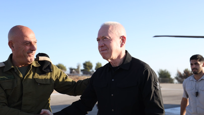 שר הביטחון גלנט. | דו"צ