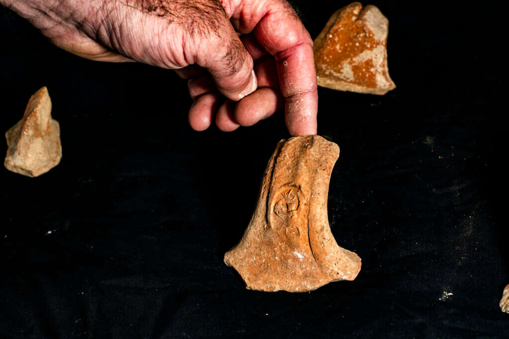 טביעת חותם 'למלך' ארבע כנפית, של המנהל היהודאי מלפני מרד סנחריב. | יולי שוורץ רשות העתיקות