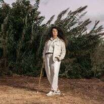 שי-לי עטרי. | אבישג שאר-ישוב. סטיילינג: מעין רתם ברש. איפור ושיער: דניאל בר דוד. חולצה + ג׳קט - מיטל כרמלי | אקססוריז - Meistilo Jewellery