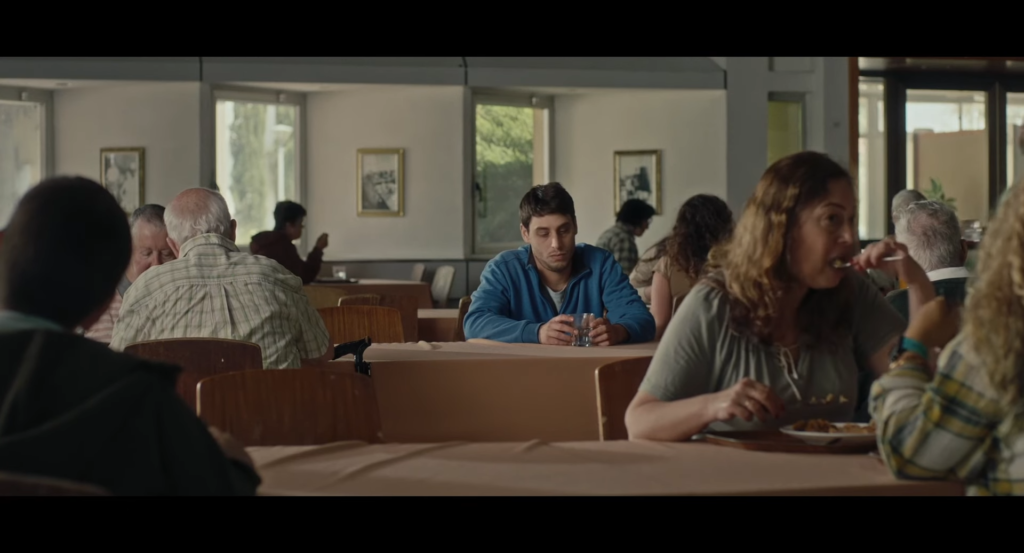 על הבמה במקומו. מתוך הסרט "הילד". | מסך