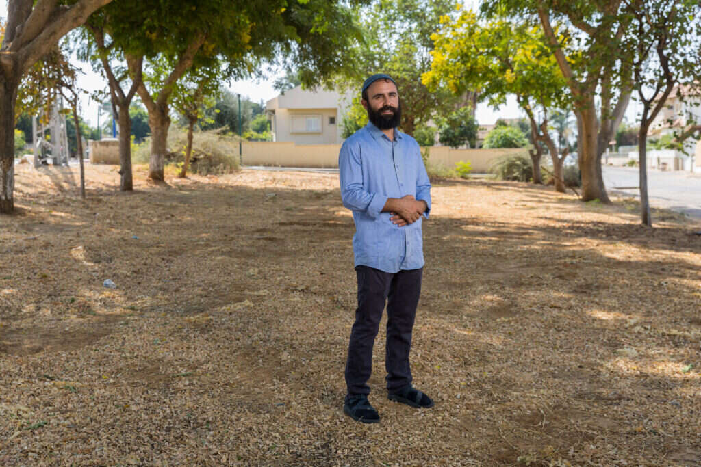 אחיקם אלירז. | לירון מולדובן