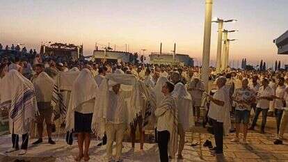 מניין יום כיפור ציבורי של "צהר". | דוברות צהר מניין יום כיפור ציבורי של "צהר". | דוברות צהר