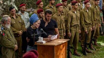 תמר אטניגר סופדת לבנה סרן הראל אטינגר הי"ד. | נעמה שטרן