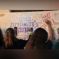 מיצג בעצרת למען שחרור החטופים שנערכה בלטרון, בחודש מאי. | יונתן שאול - פלאש 90 מיצג בעצרת למען שחרור החטופים שנערכה בלטרון, בחודש מאי. | יונתן שאול - פלאש 90