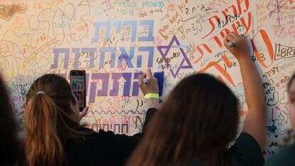 מיצג בעצרת למען שחרור החטופים שנערכה בלטרון, בחודש מאי. | יונתן שאול - פלאש 90