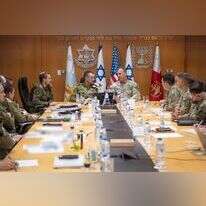 הגנרל מייקל קורילה עם הרמטכ"ל ובכירי צה"ל, בחודש אוגוסט. | איי.אף.פי