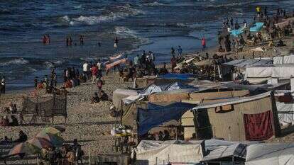 אוהלי עקורים באזור דיר אל־בלח. | אי.פי.איי