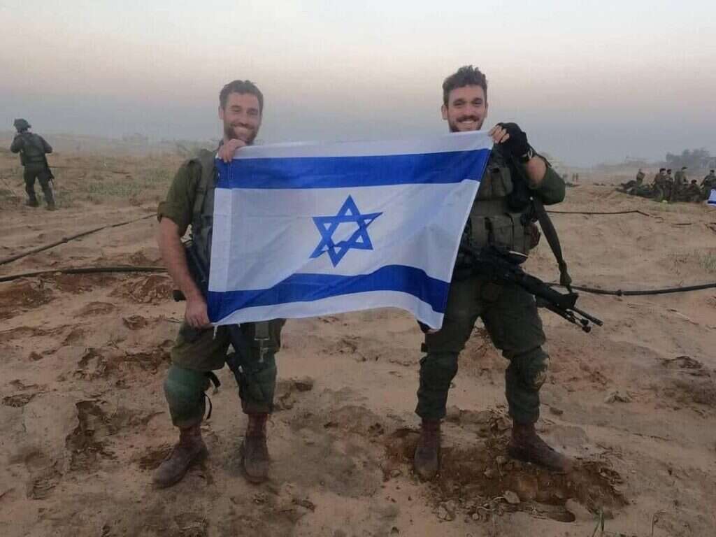 לחמו ונפלו יחדיו. גל איזנקוט (מימין) ואיל ברקוביץ בלחימה בעזה | באדיבות המשפחה