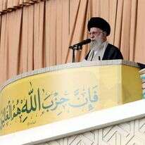 המנהיג העליון של איראן עלי חמינאי (עלי ח'אמנאי) בתפילת יום שישי בטהראן, 4 באוקטובר 2024. | KHAMENEI.IR / AFP