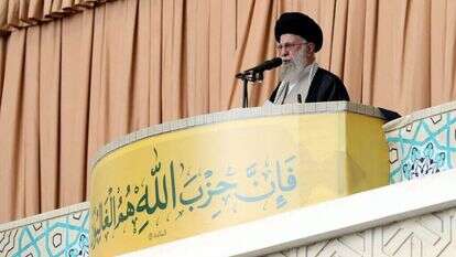 המנהיג העליון של איראן עלי חמינאי (עלי ח'אמנאי) בתפילת יום שישי בטהראן, 4 באוקטובר 2024. | KHAMENEI.IR / AFP