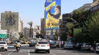 שלט חוצות עם דמותו של נסראללה בטהראן, איראן. | EPA