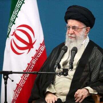 המנהיג העליון של איראן עלי חמינאי (עלי ח'אמנאי) במהלך פגישה עם נשיא איראן, ב-27 באוגוסט 2024. | KHAMENEI.IR / AFP