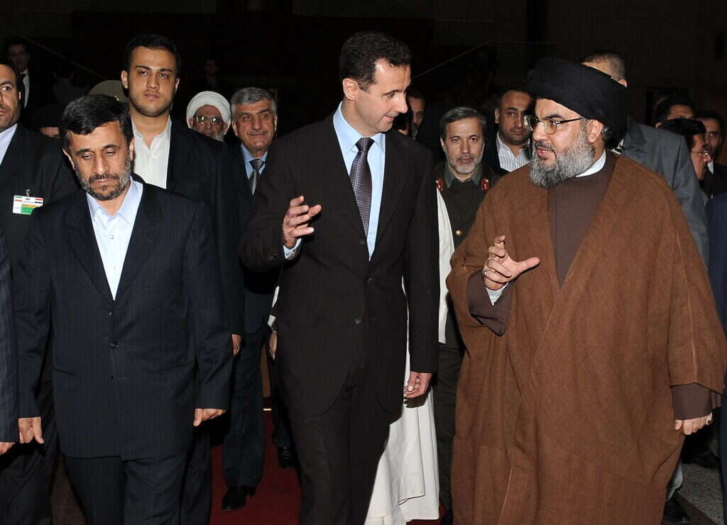 נשיא איראן לשעבר, אחמדינג'אד, נשיא סוריה לשעבר בשאר אל-אסד ומזכ"ל חיזבאללה לפני שחוסל, חסן נסראללה בארוחת ערב רשמית בדמשק, 25 בפברואר 2010 | AFP PHOTO/SANA