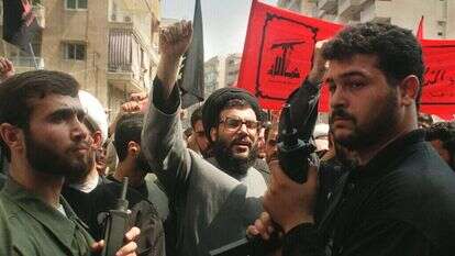 נסראללה מוקף בשומרי ראש בביירות, 10 ביולי 1922. | AFP