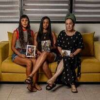 "רק לחשוב לשנות סטטוס לאלמנה, אני לא מסוגלת". מימין: נטע, שושי והדר עם תמונות בעליהן שנפלו. | נעמה שטרן