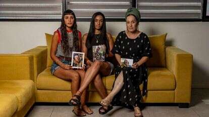 "רק לחשוב לשנות סטטוס לאלמנה, אני לא מסוגלת". מימין: נטע, שושי והדר עם תמונות בעליהן שנפלו. | נעמה שטרן