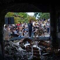 תושבי קיבוץ בארי בצעדה וטקס לציון טבח ה-7 באוקטובר. | יונתן זינדל - פלאש 90